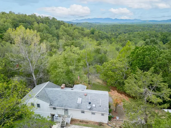 472 Crest Of Pedlar Dr, Monroe, VA 24574