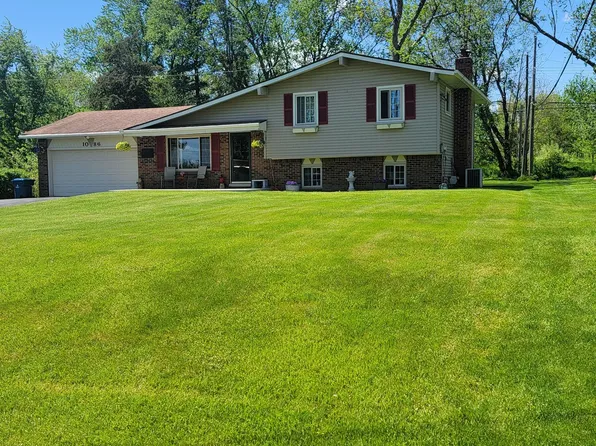 1086 Pinecrest Dr, White Lake, MI 48386