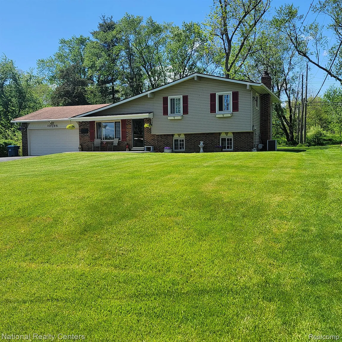 1086 Pinecrest Dr photo 1