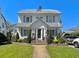3 Berry St, Lynbrook, NY 11563