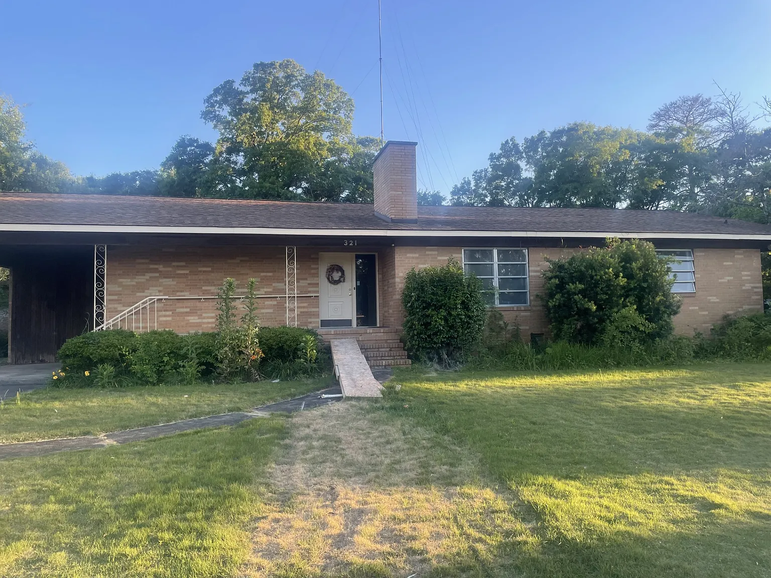 5 bed, 2500 sqft, $3,000 — Photo 1