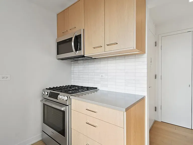 Columbus Cir #N12F — Photo 13