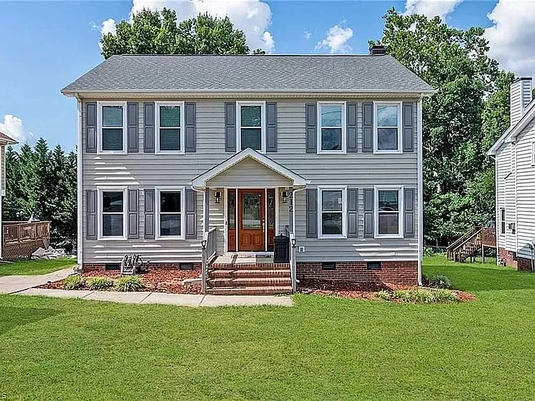 212 Glenview Dr — Photo 1