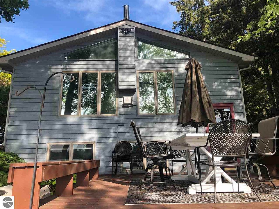 1st image of 961 Louann St