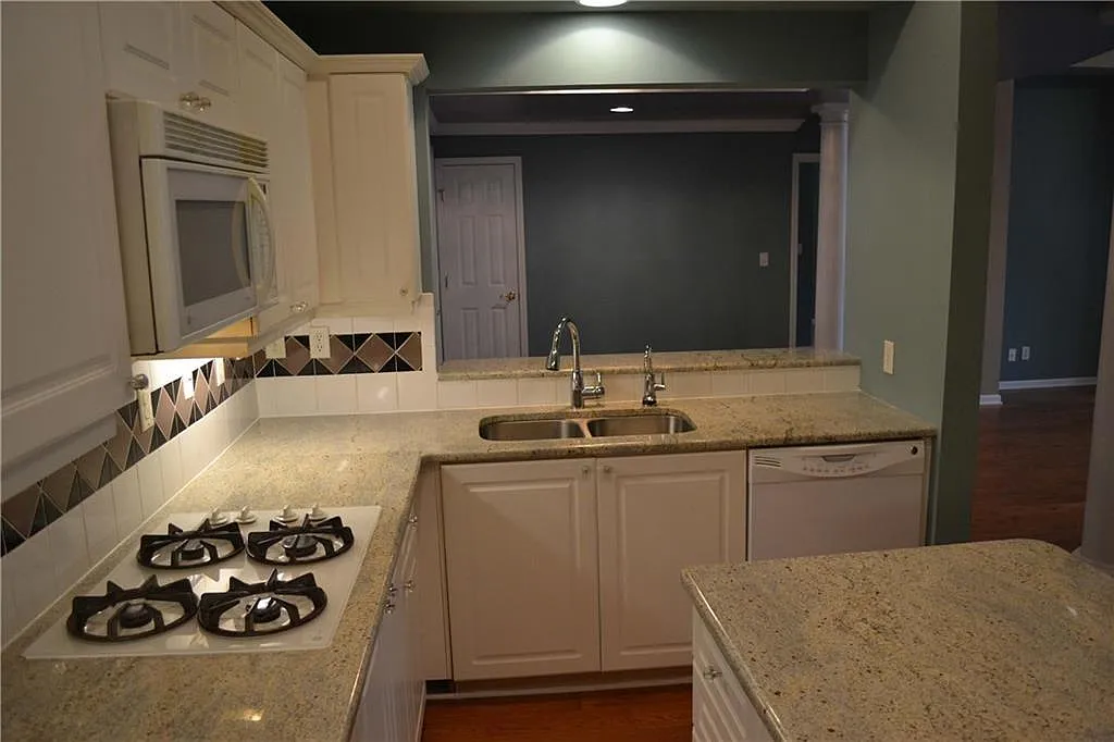 2 bed, 2.0 bath, 1668 sqft, $2,800 — Photo 3