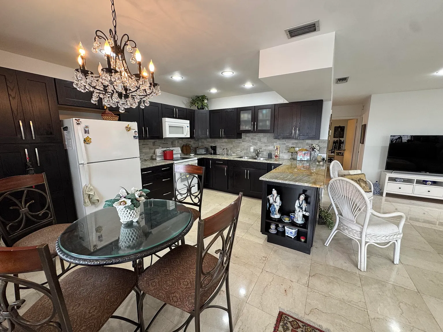 2 bed, 1.5 bath, 910 sqft, $2,300 — Photo 3