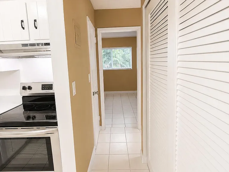 1150 NE 17th Ct #11 — Photo 12