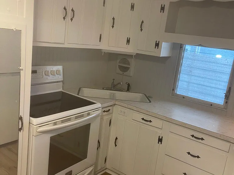 1923 Orange Dr — Photo 2