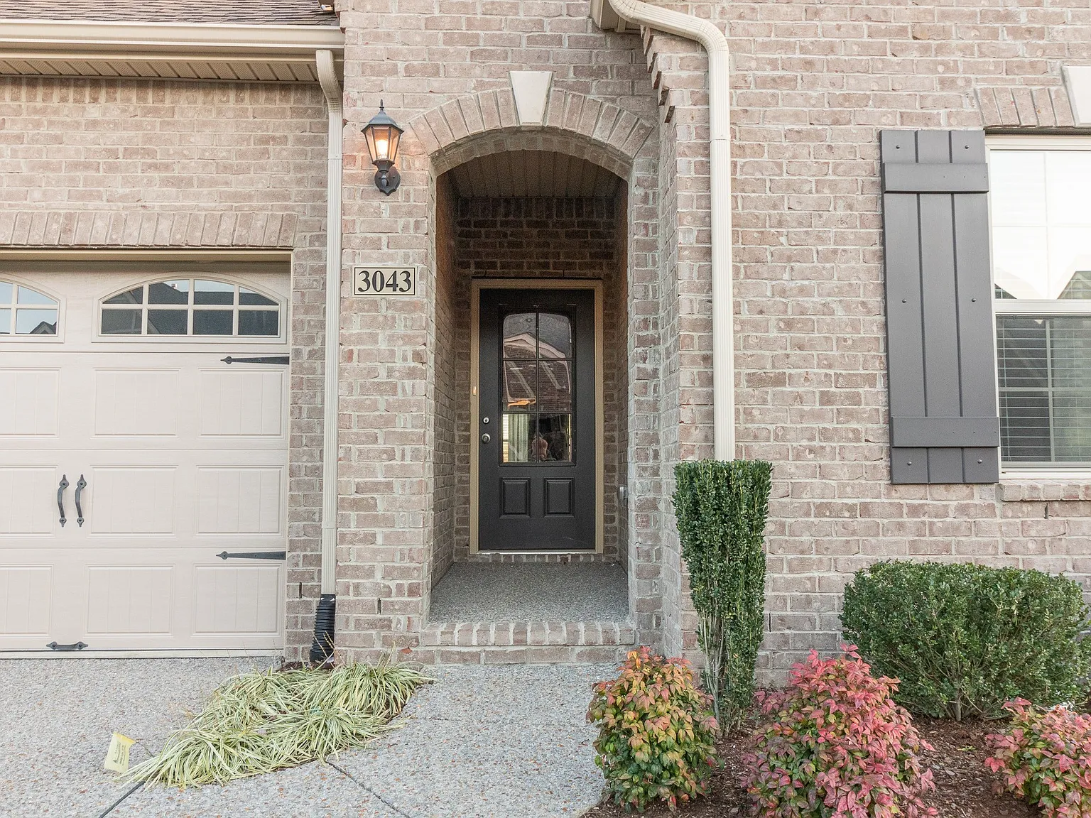 3 bed, 3.0 bath, 2345 sqft, $2,700 — Photo 2