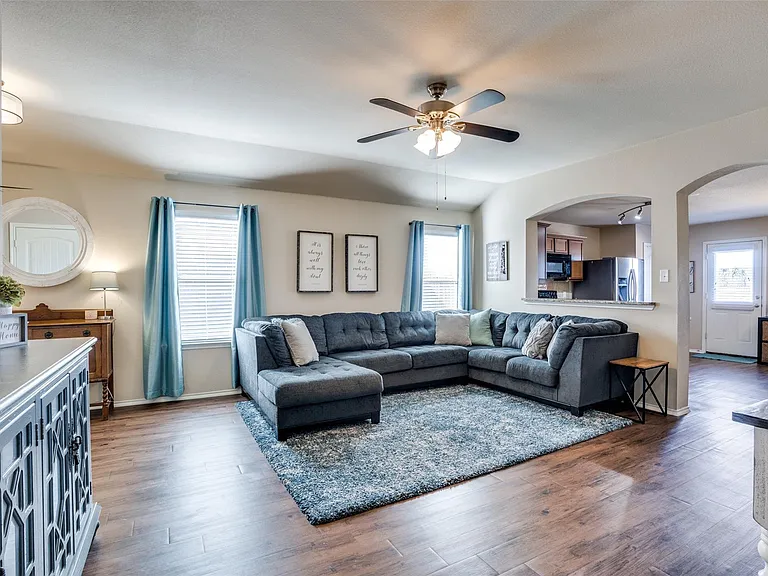 1606 Meadow Creek Dr — Photo 6