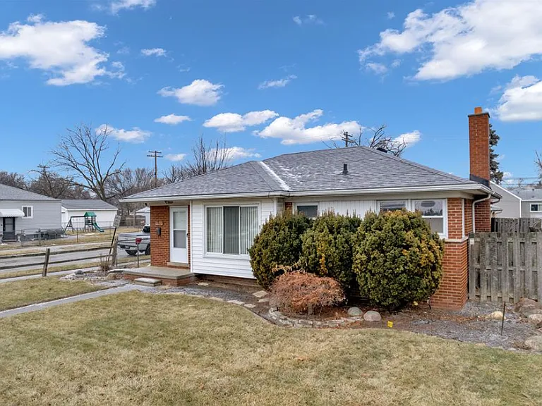 14615 Stephens Dr — Photo 2