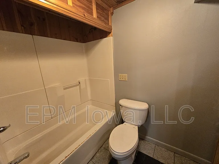 301 Rath St — Photo 22