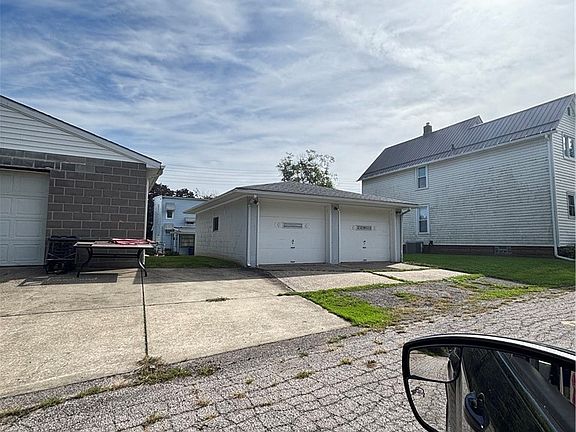 4th image of 1725 Harbor Ave