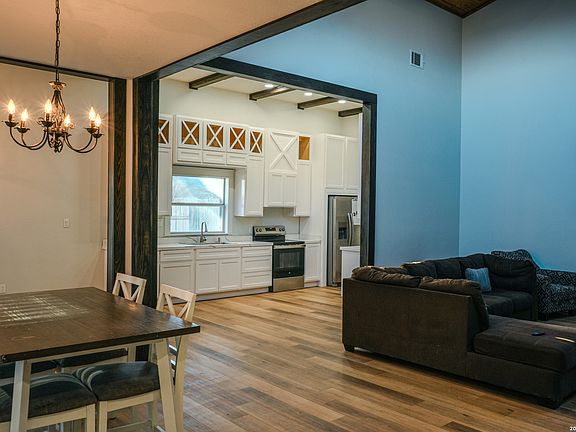 3rd image of 108 S Bluebonnet