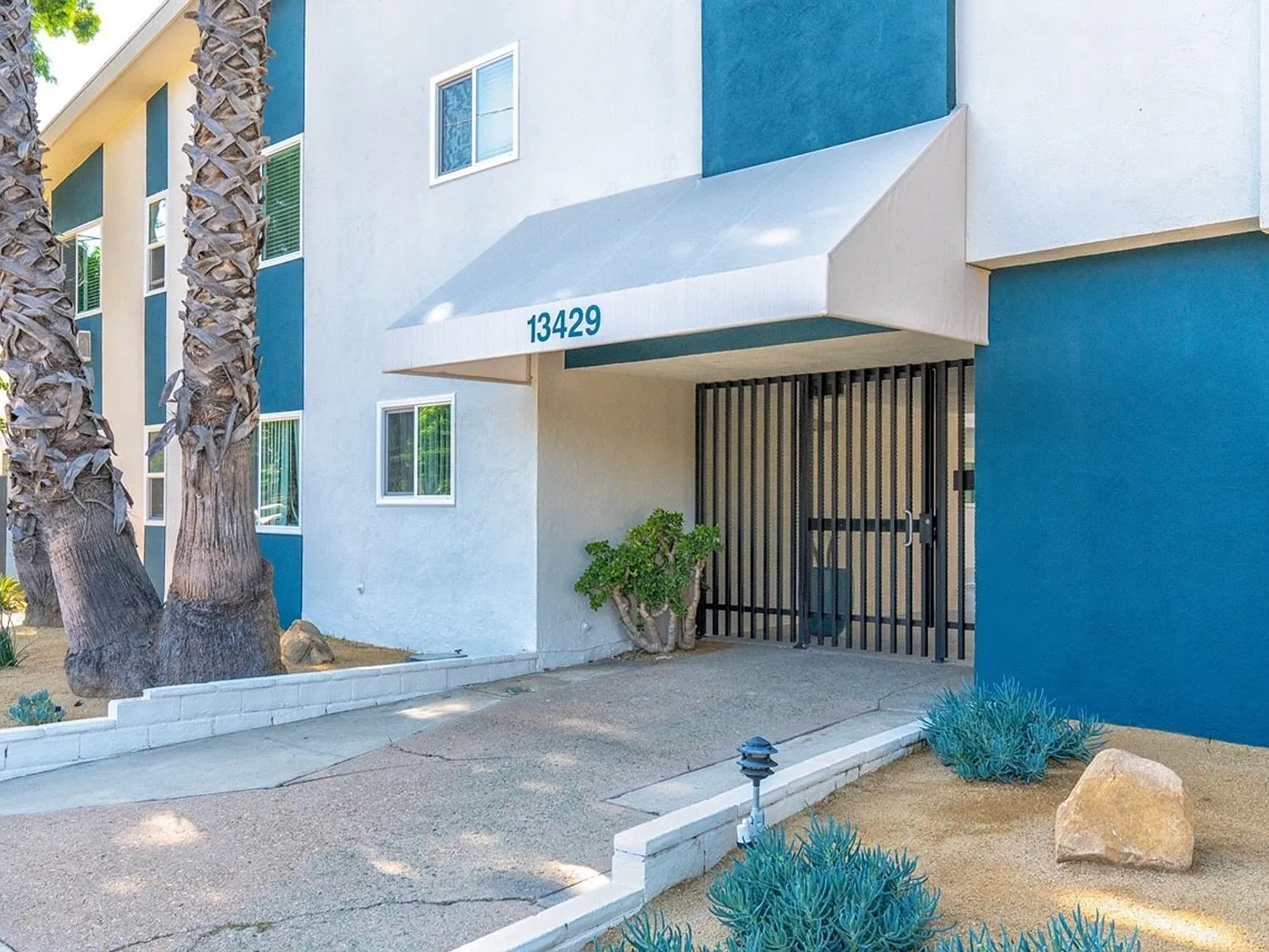 Mid-century LA style in Sherman Oaks! — Photo 3