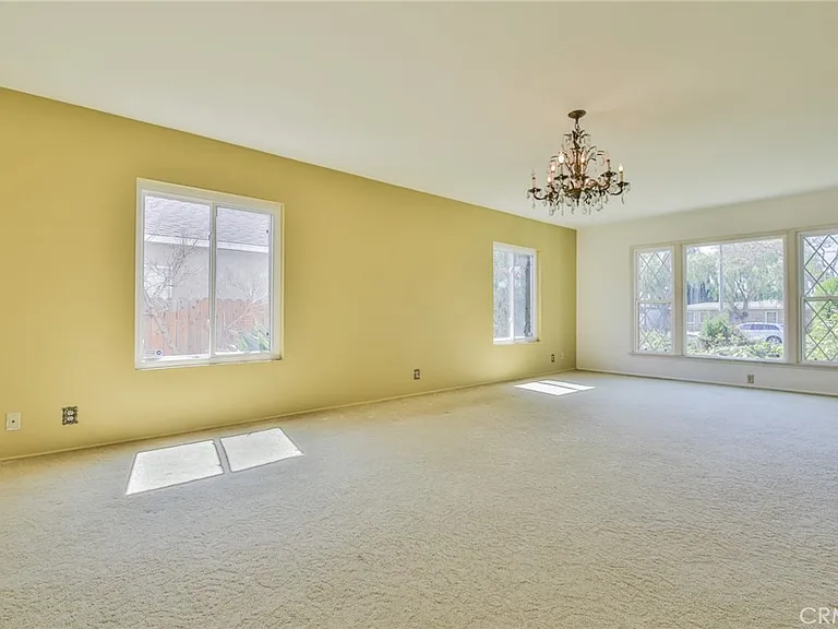 3744 Pine Ave — Photo 8
