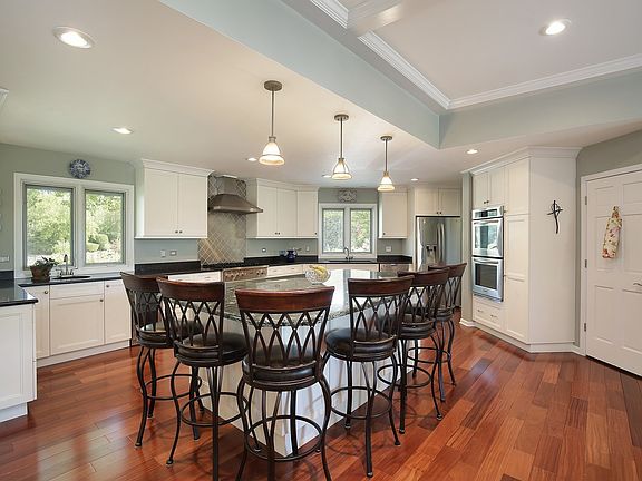 5th image of 400 Chapel Hill Ln