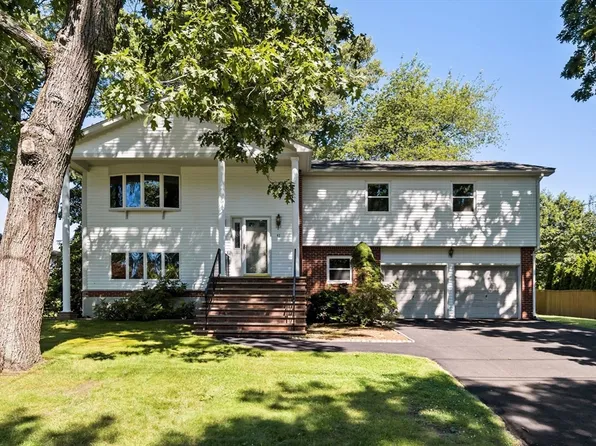 47 Oak Ln, Somerset, MA 02726