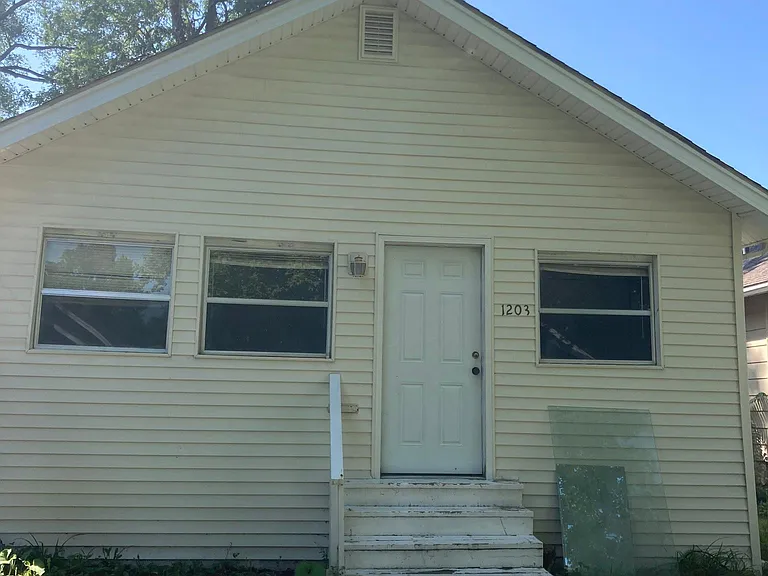 1203 E 22nd Ave — Photo 2