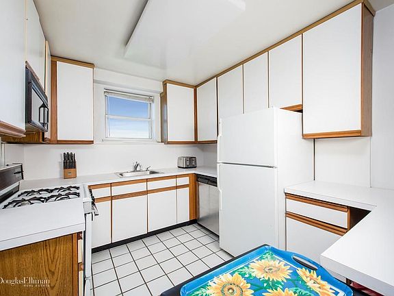 5th image of 5900 Arlington Ave APT 16V