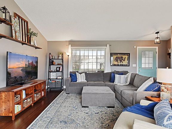 5th image of 859 Goldfinch Dr