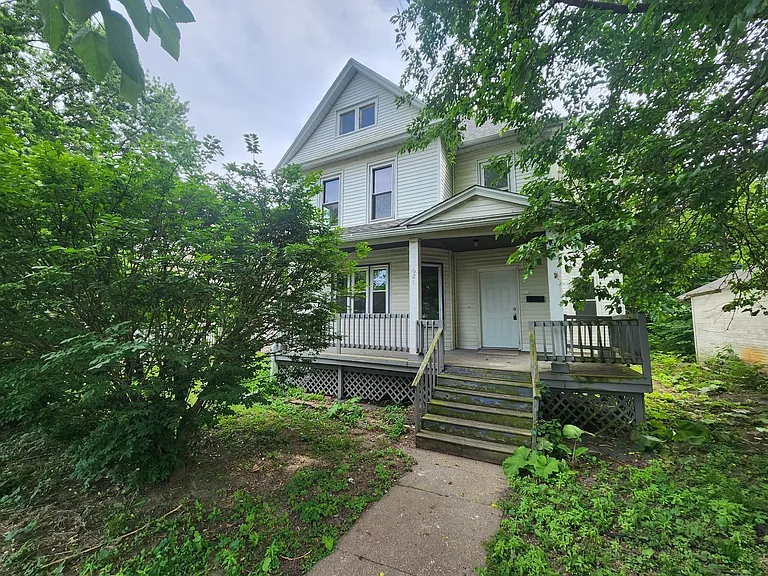 621 W 15th St — Photo 2