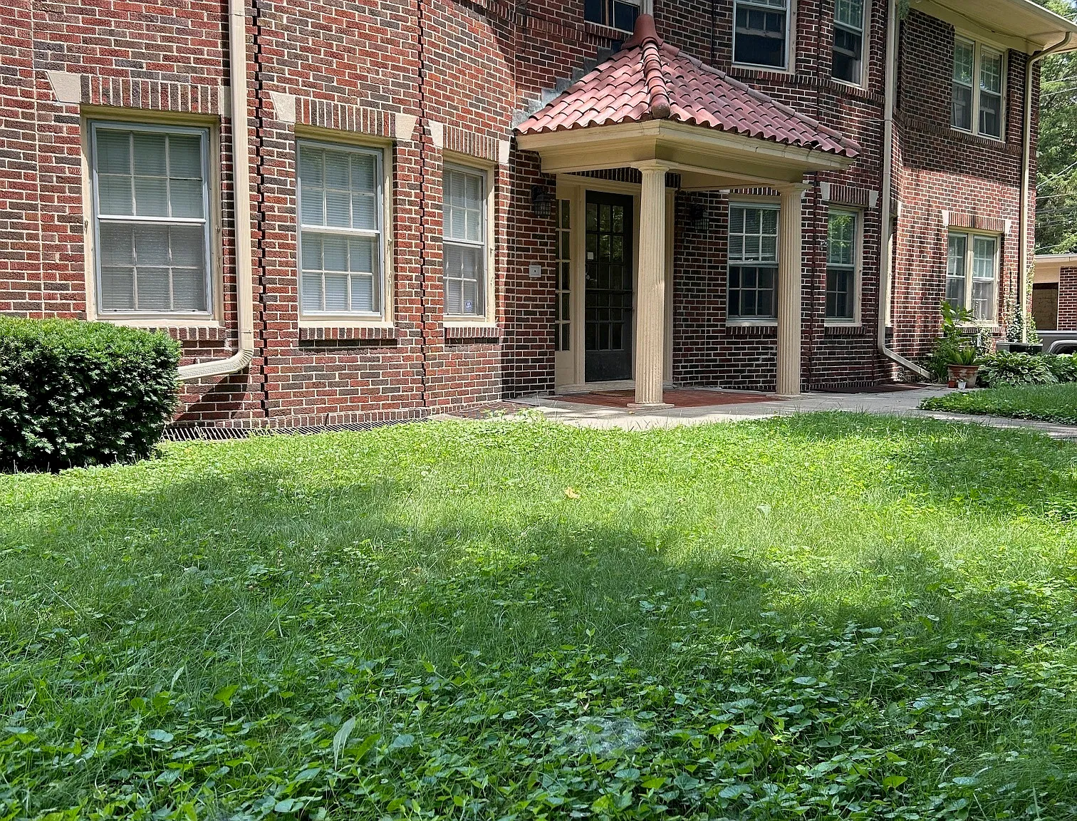 2 bed, 1.0 bath, 2332 sqft, $1,495 — Photo 2