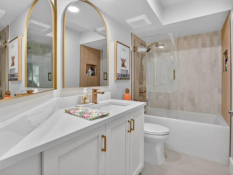 5801 Coach House Cir #E — Photo 16