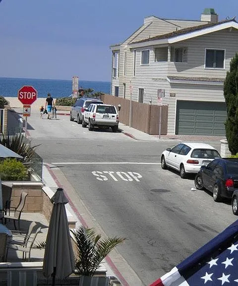 Only 4 houses from Beach - Peek A Boo View from Master