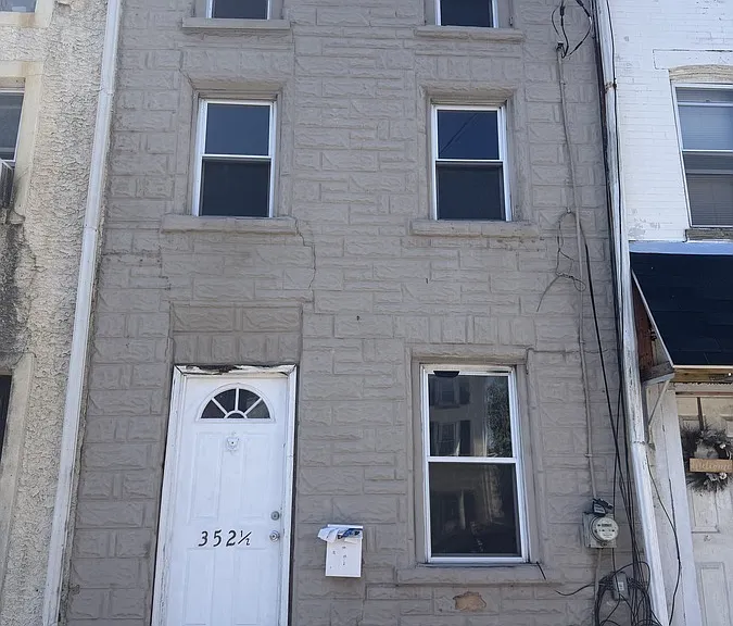 352 1/2 E Airy St — Photo 1