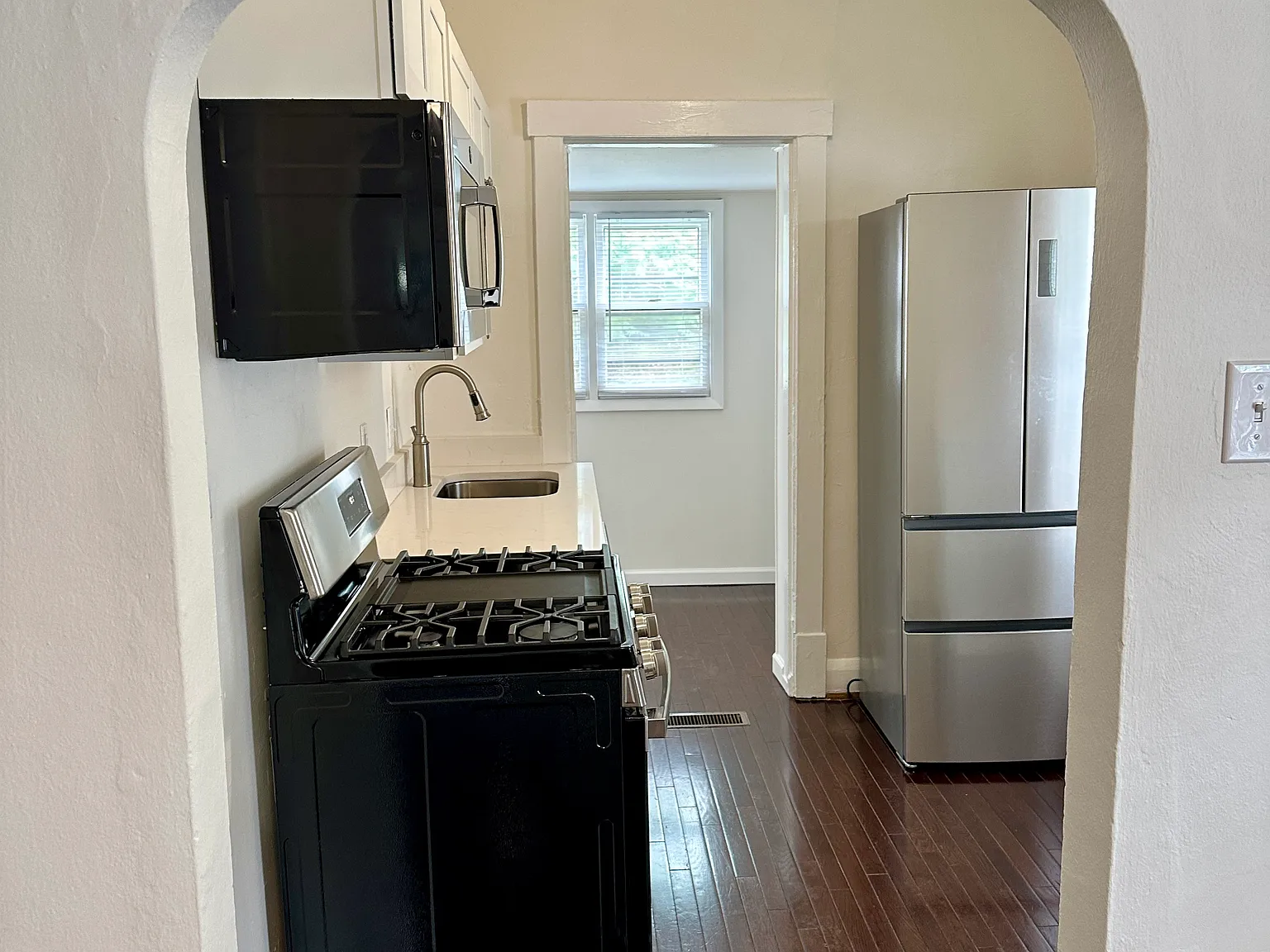 1 bed, 900 sqft, $1,195 — Photo 3