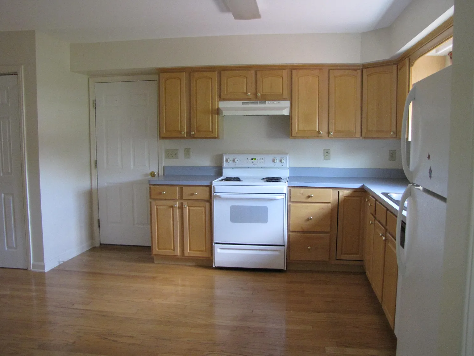 3 bed, 2.5 bath, 1344 sqft, $1,900 — Photo 4