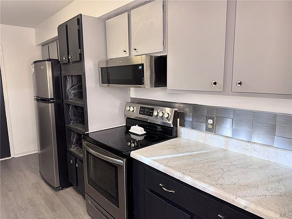 3rd image of 106 Lakeview Dr