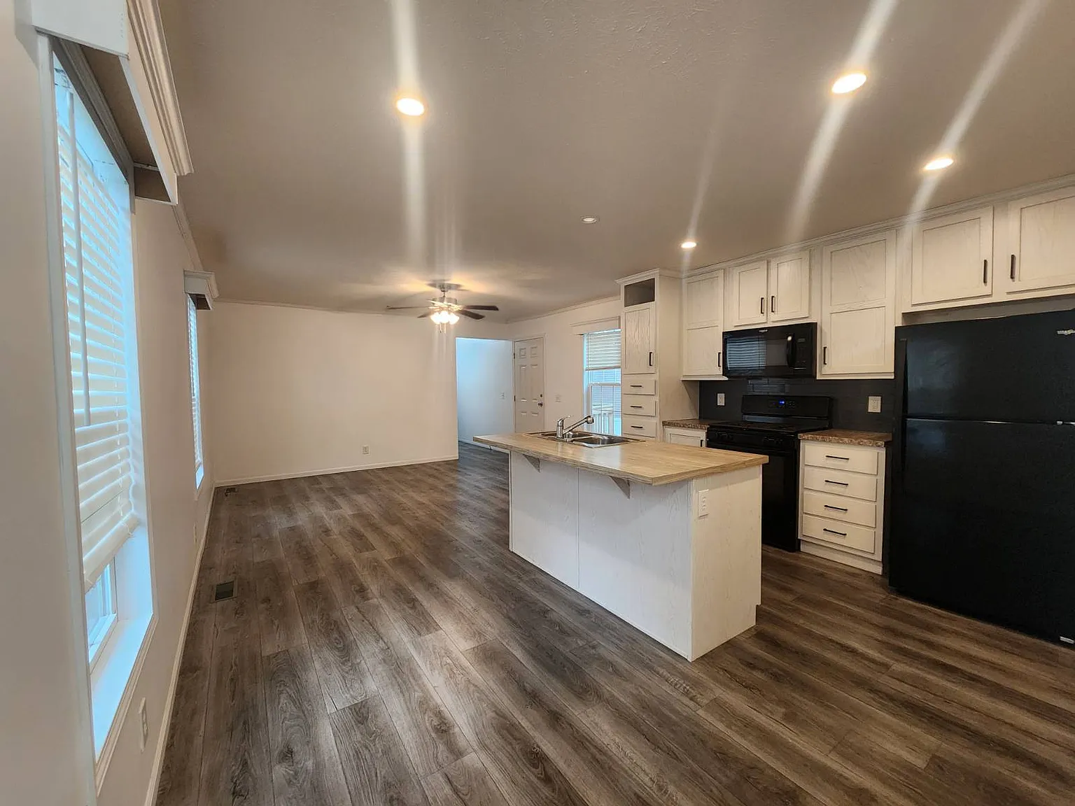 3 bed, 2.0 bath, 980 sqft, $1,200 — Photo 2
