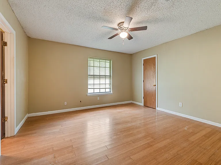 512 E Willow Ln — Photo 20
