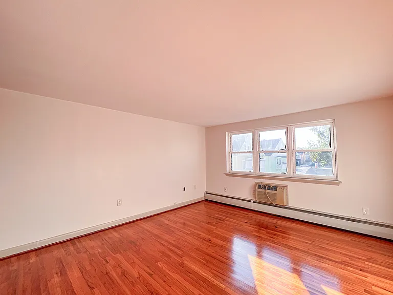 180 Bond St / Theo Investments LLC — Photo 18