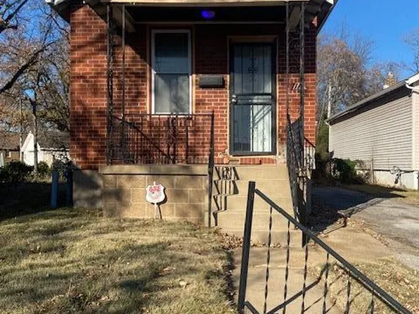 711 Gimblin Rd, Saint Louis, MO 63147