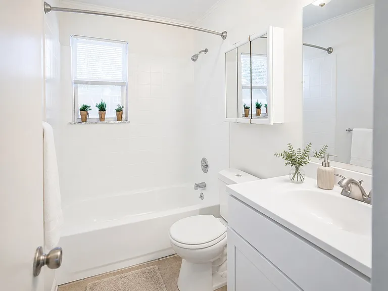 Eatoncrest Apartment Homes — Photo 9