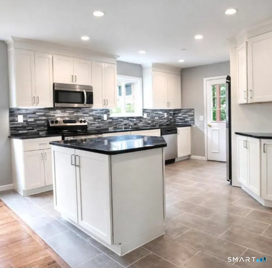 3 bed, 3.0 bath, 1500 sqft, $4,200 — Photo 3
