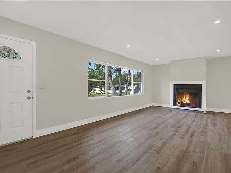 1352 Parkwood St — Photo 13