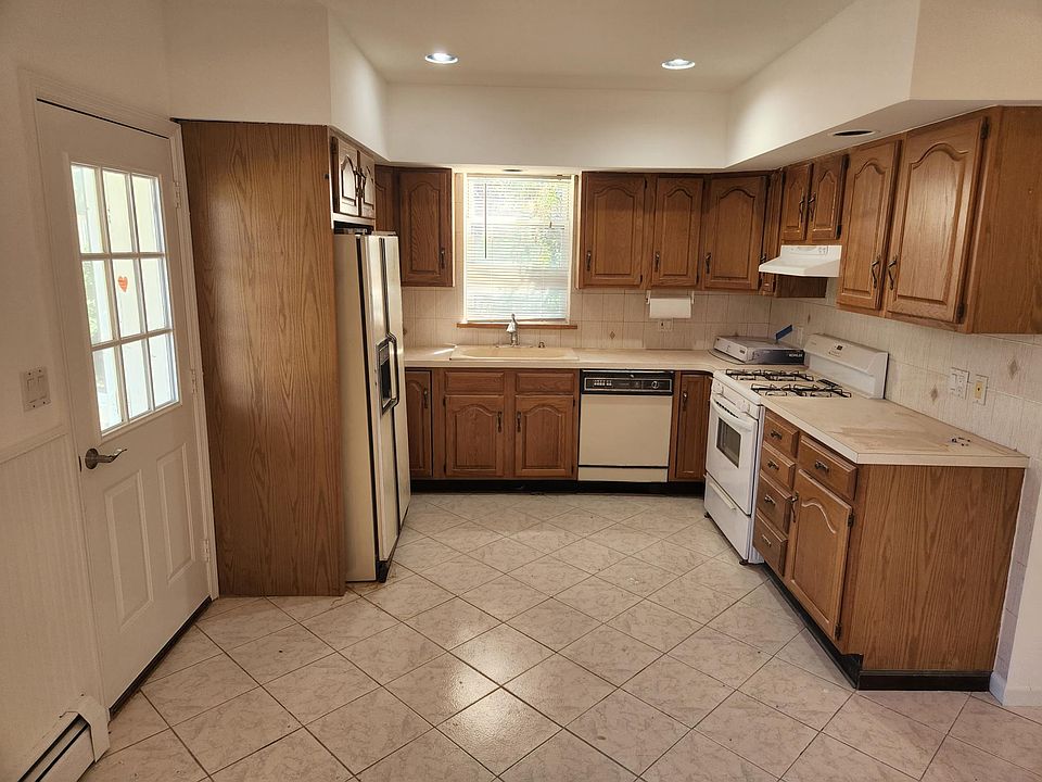 Eat-in kitchen w/ door to patio