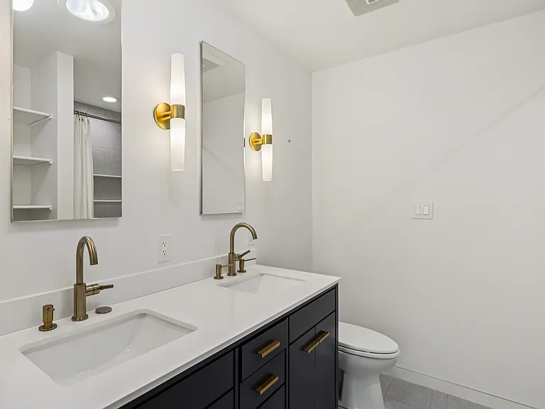 1319 N Sandburg Ter — Photo 11