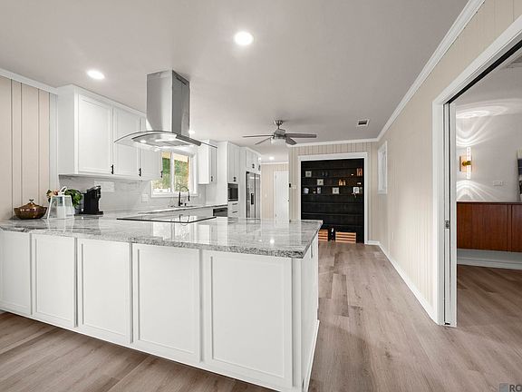 4th image of 555 Woodhaven St