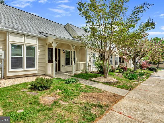 3rd image of 928 Riversedge Cir
