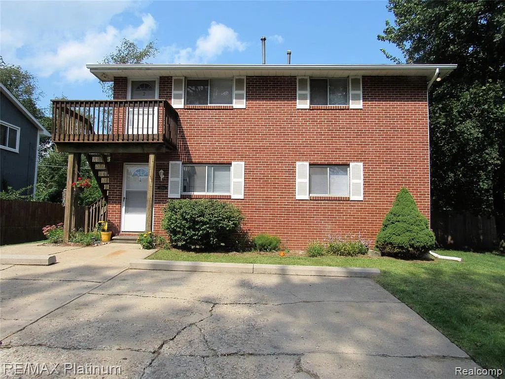 2861 Cloverdale photo 1