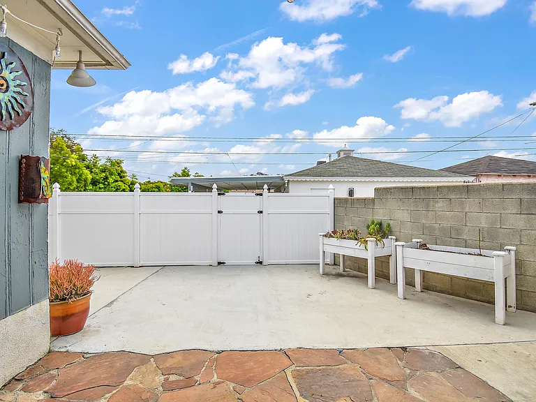 10206 S Hobart Blvd — Photo 25