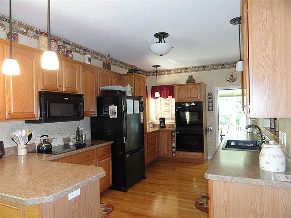 3rd image of 5 Thistle Dr