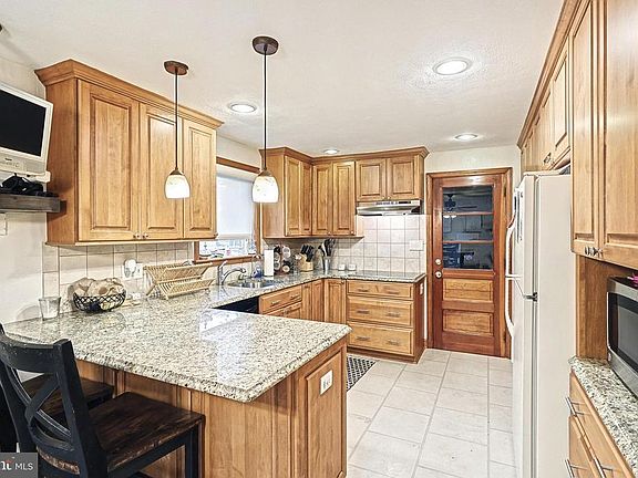 2nd image of 2337 Maple Rd