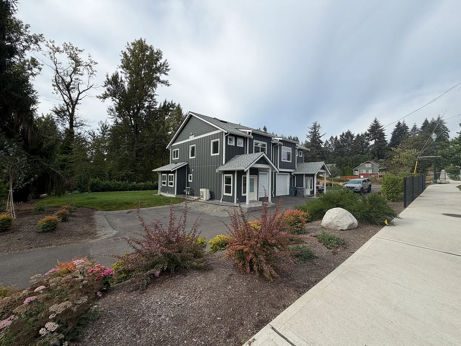 3 bed, 2.5 bath, 1820 sqft, $3,850 — Photo 2