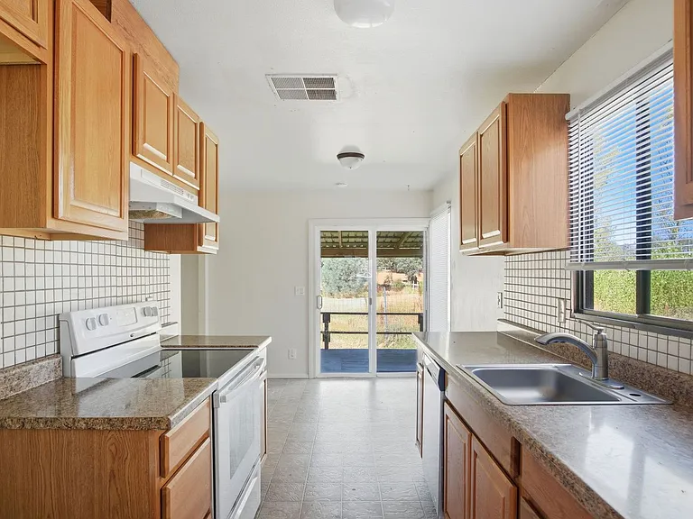 912 Feather Dr — Photo 4
